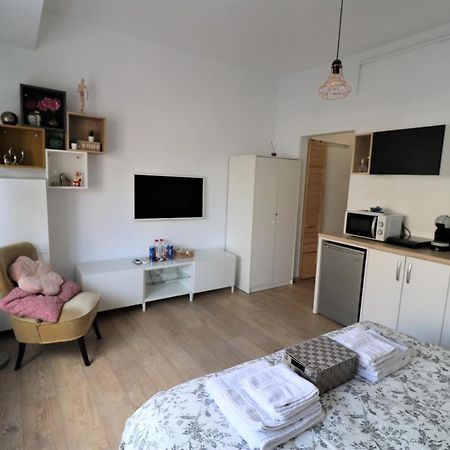 Lovely City Center Apartment - Free Minibar Бухарест Экстерьер фото