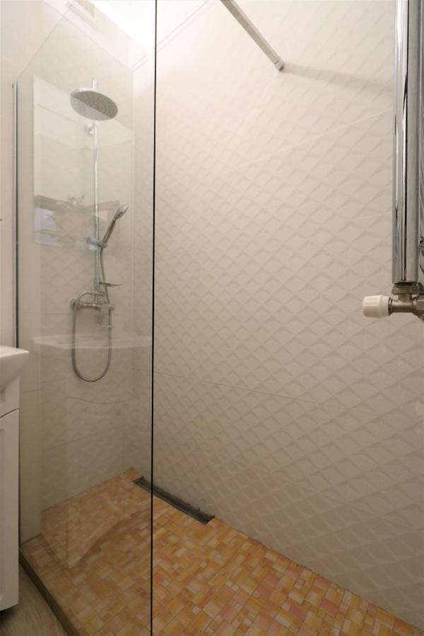 Lovely City Center Apartment - Free Minibar Бухарест Экстерьер фото
